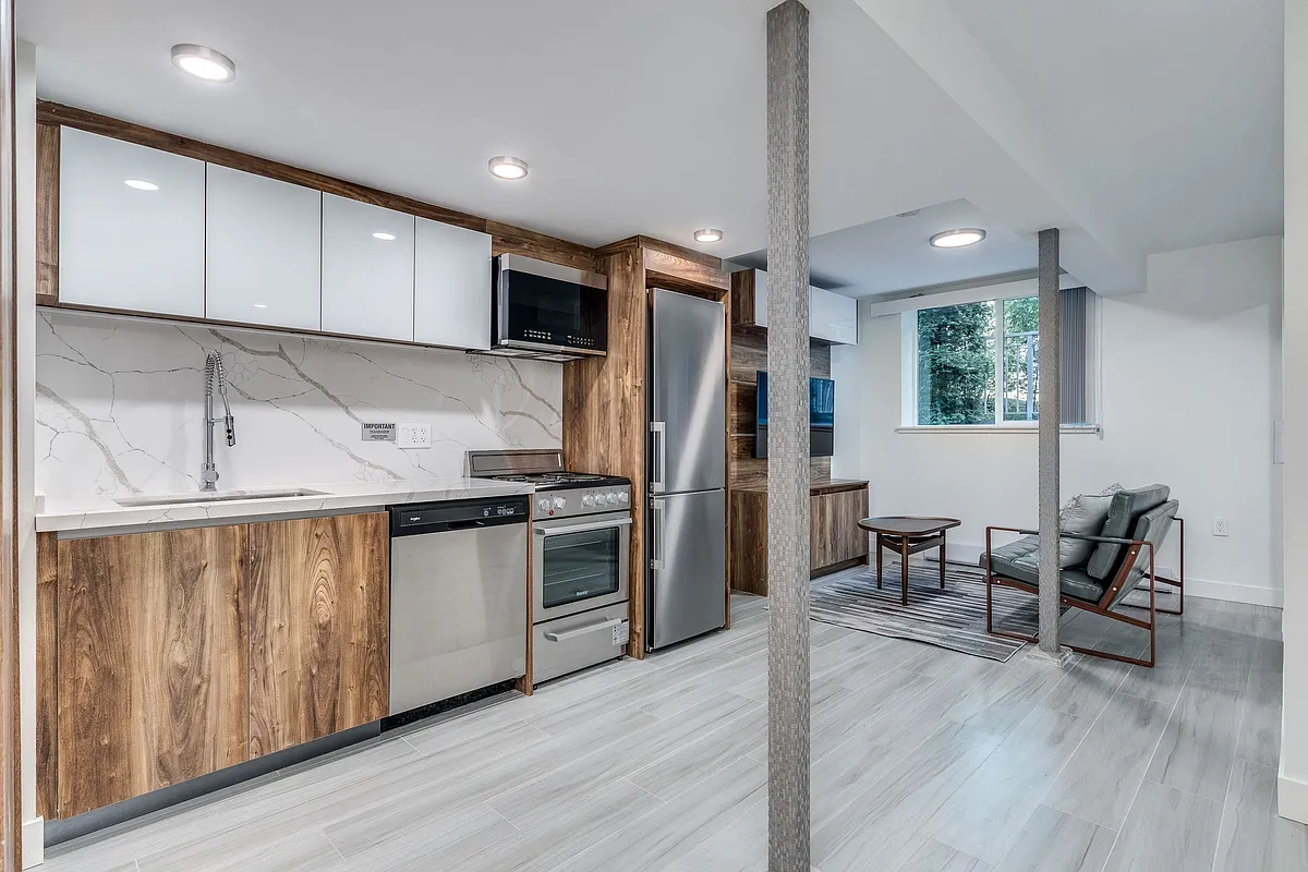 Building Photo - 1168 Pendrell St #105