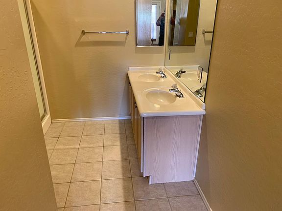 Master bath with dual vanity
