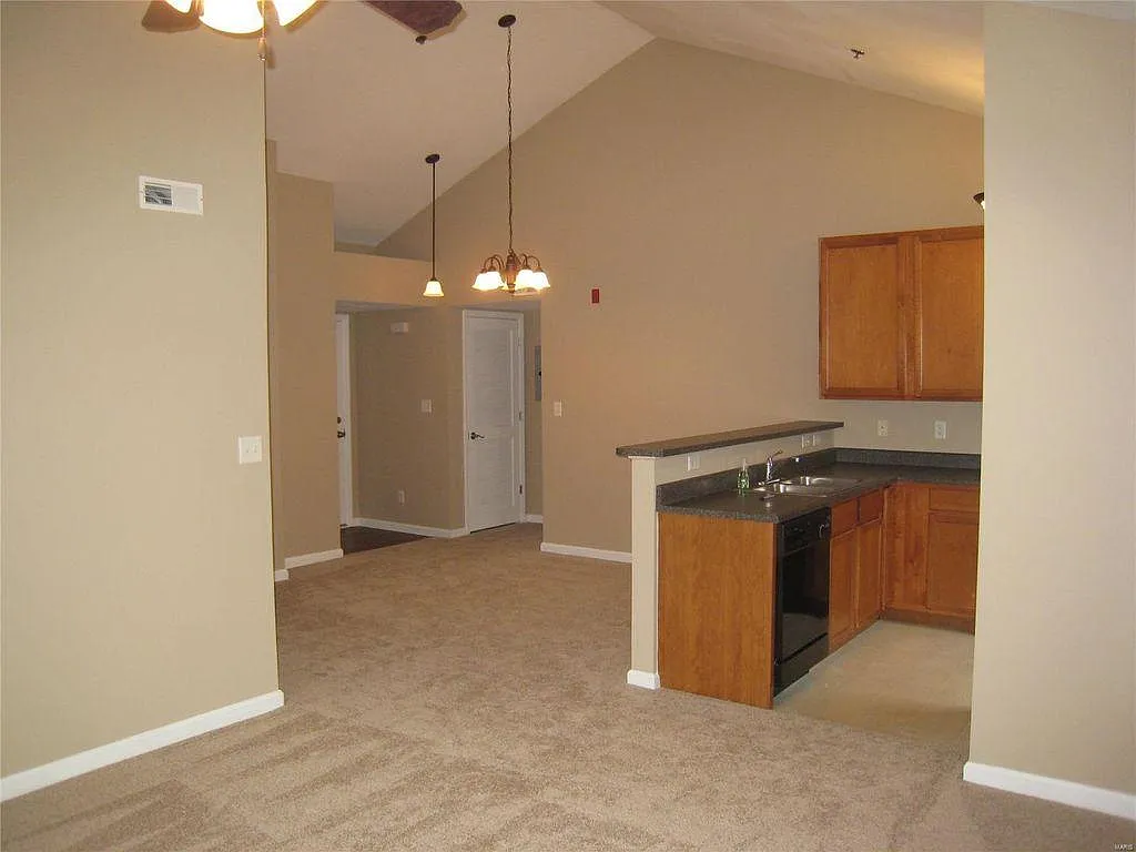 2 bed, 1014 sqft, $1,465 — Photo 2