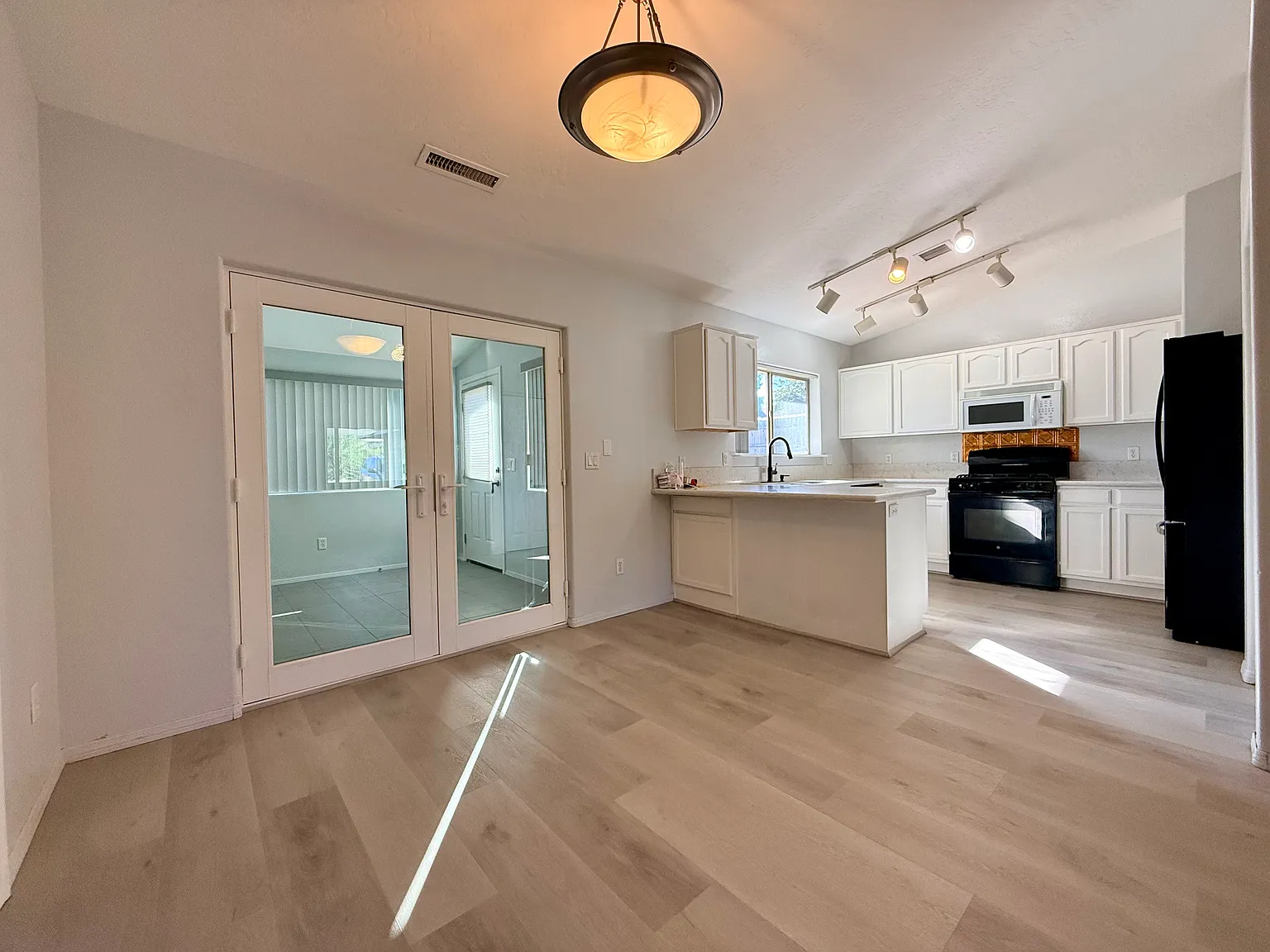 1870 E Donner Trl — Photo 3