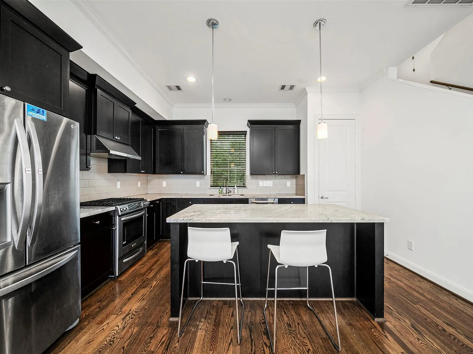 3 bed, 3.5 bath, 2117 sqft, $2,850 — Photo 3
