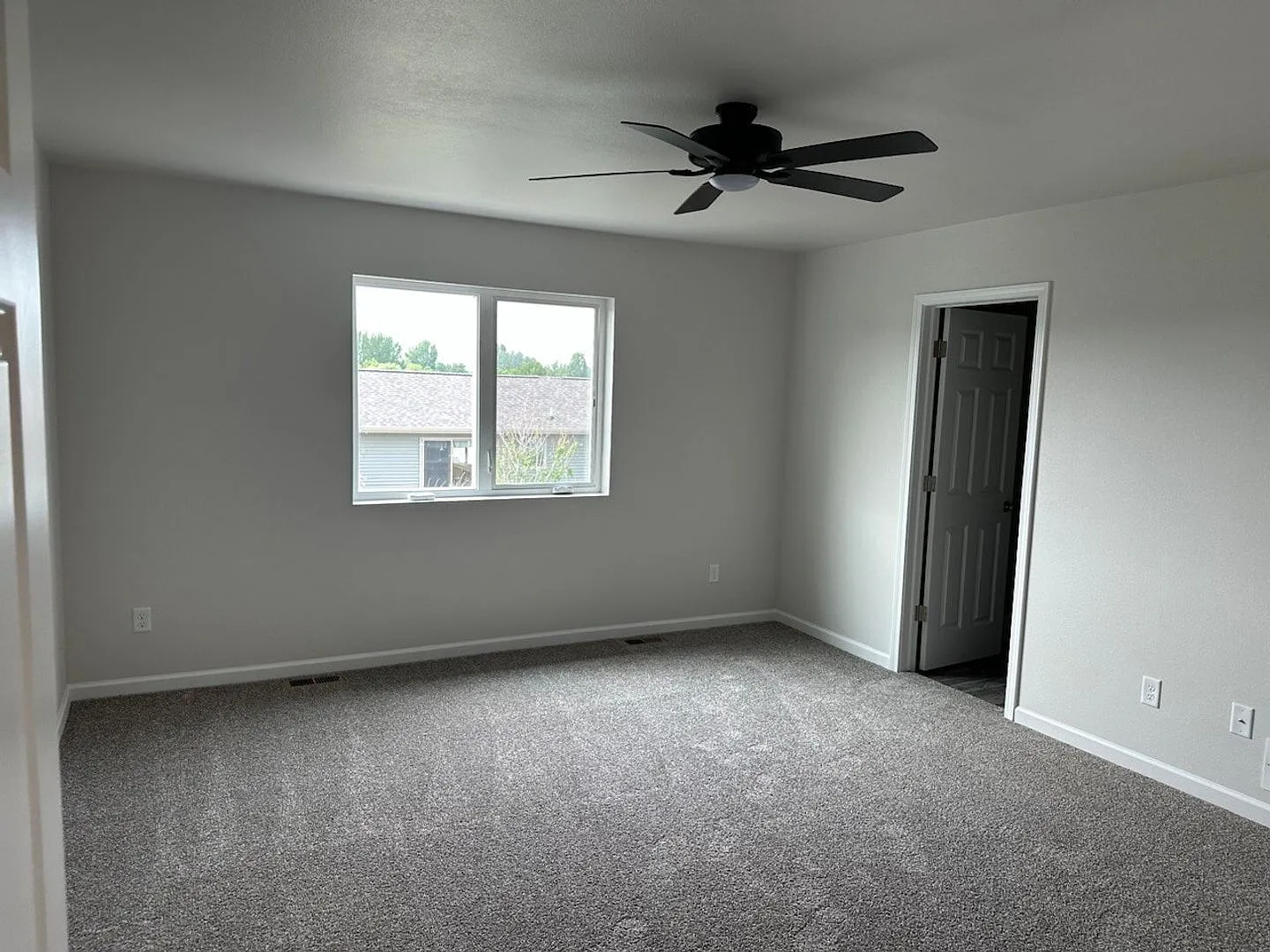 Spacious 3-bed 2.5 Bath - First Month Free! — Photo 4