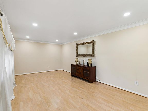 4th image of 3332 Crescent Dr
