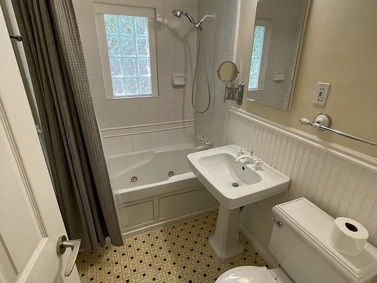 1323 E Logan Ave — Photo 6