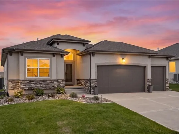 913 Zennor Ln, Raymore, MO 64083