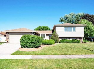 857 Kings Point Dr W, Addison, IL 60101