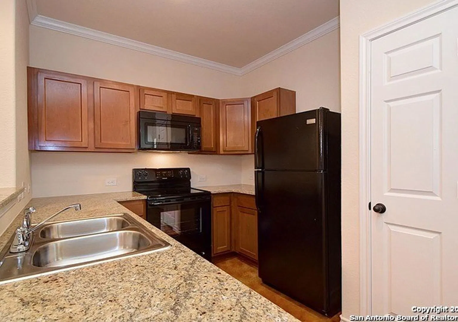 Retreat at Retama Park 3 Bedroom Townhome Half Off 1st Month with 18-Month Lease — Photo 4