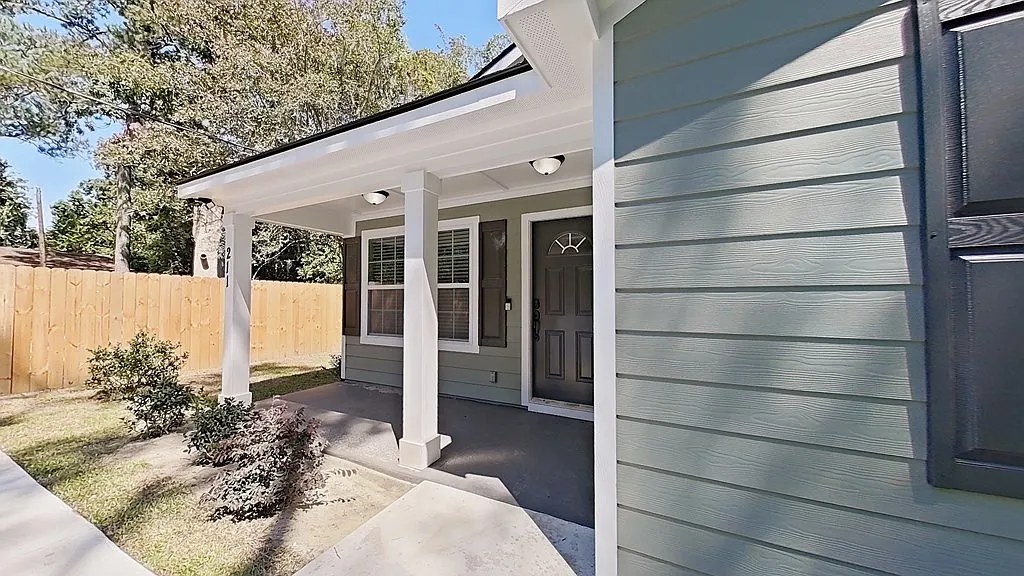 3 bed, 2.0 bath, 1369 sqft, $1,800 — Photo 2