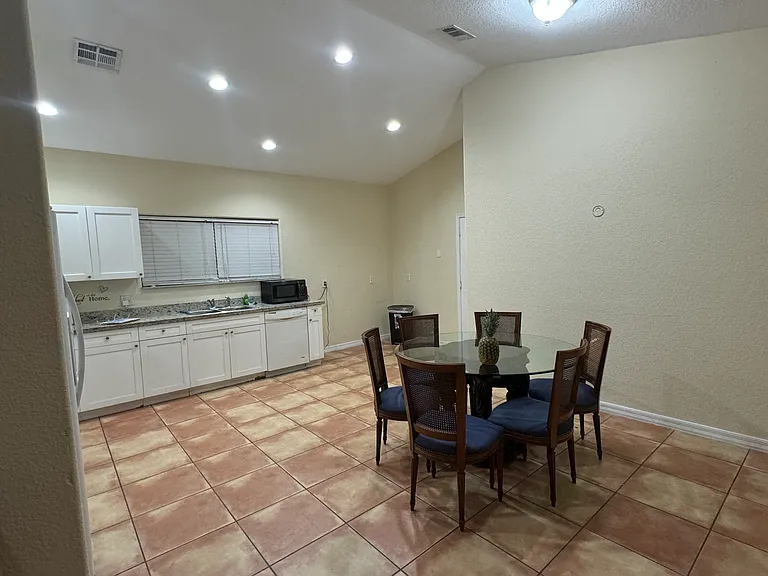 446 NW 14th St — Photo 3