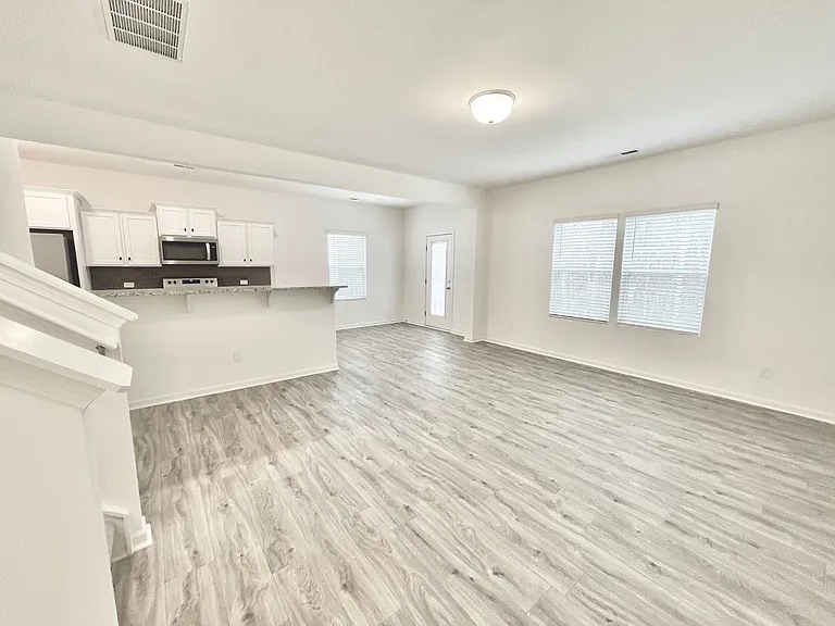 114 Luna Ln — Photo 2