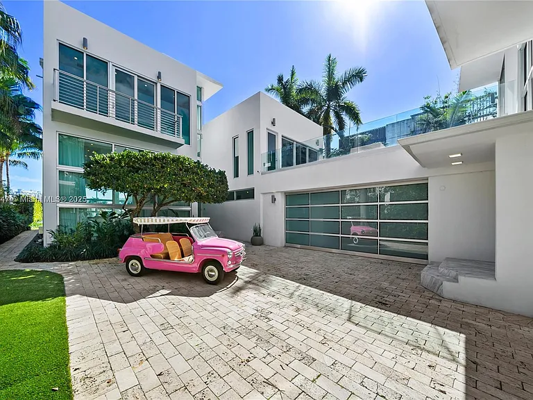 227 E Dilido Dr — Photo 13