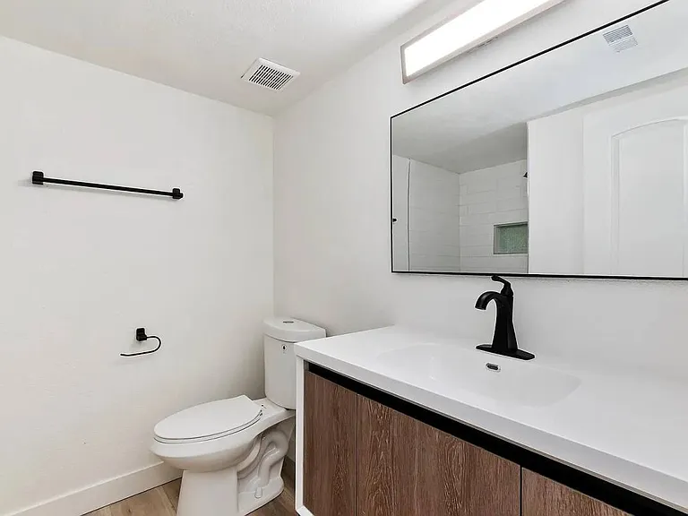445 E Bradshaw Ln — Photo 8