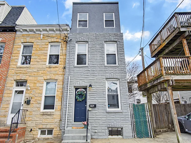 1429 Olive St — Photo 1