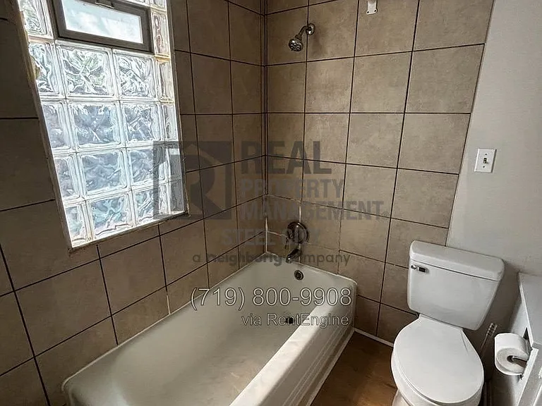 1207 W 15th St — Photo 9