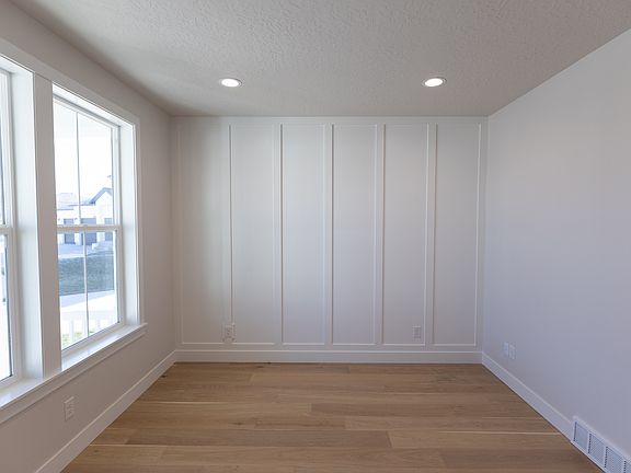 5th image of 691 W Eaglecrest Cir