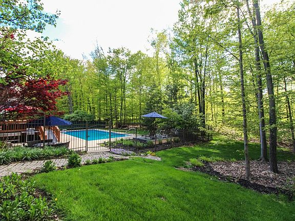 4th image of 272 Camelot Ln