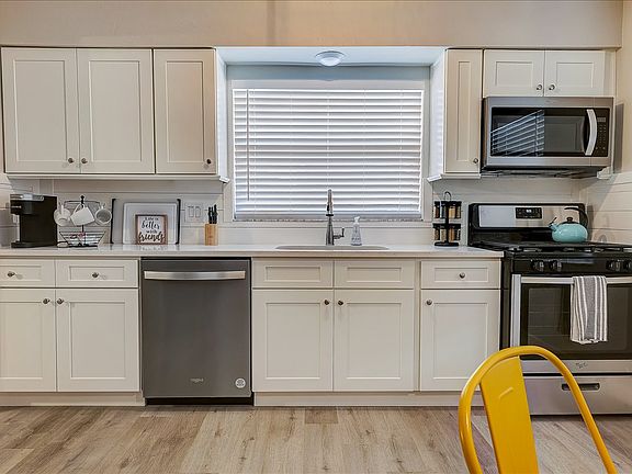 5th image of 1009 Washington Ave APT A