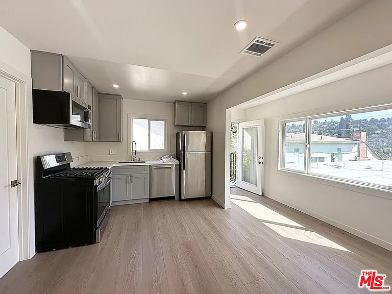1405 Talmadge St #3 — Photo 6