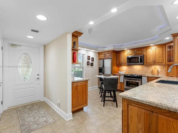 150 S Hollybrook Ter APT 201, Pembroke Pines, FL 33025