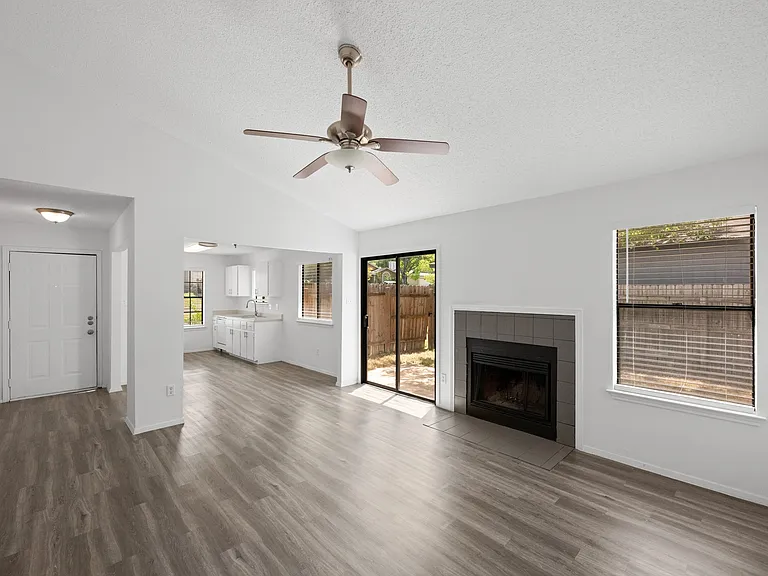 1303 Dominique Dr — Photo 9