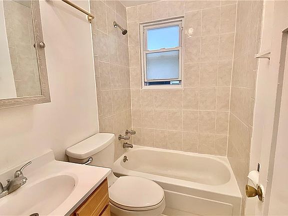 5th image of 411 Warburton Ave #1