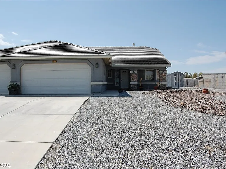 4911 E Ridgewood Dr — Photo 2