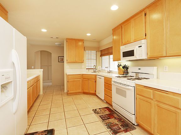 4th image of 2710 S Santa Barbara Dr