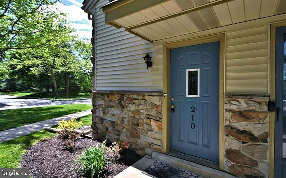 2 bed, 1186 sqft, $2,100 — Photo 1