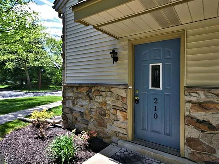 210 Foxmeadow Dr #210 — Photo 1