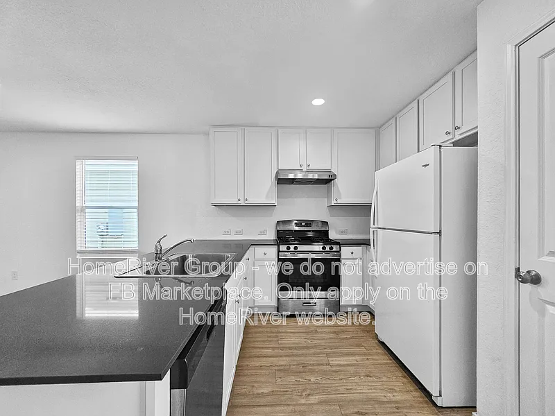 4 bed, 2.5 bath, 1950 sqft, $1,745 — Photo 4