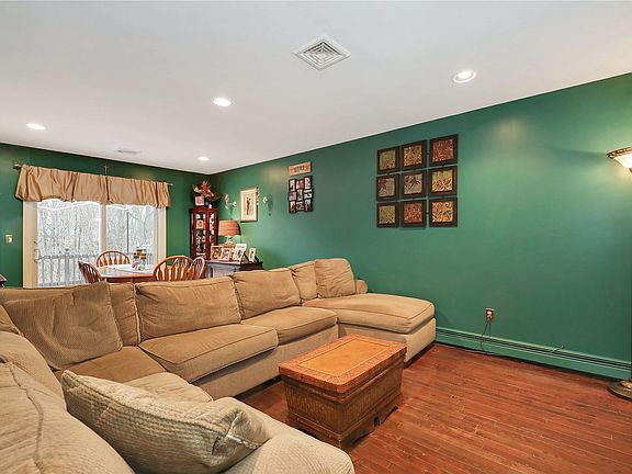 3rd image of 28 Park Woods Ln