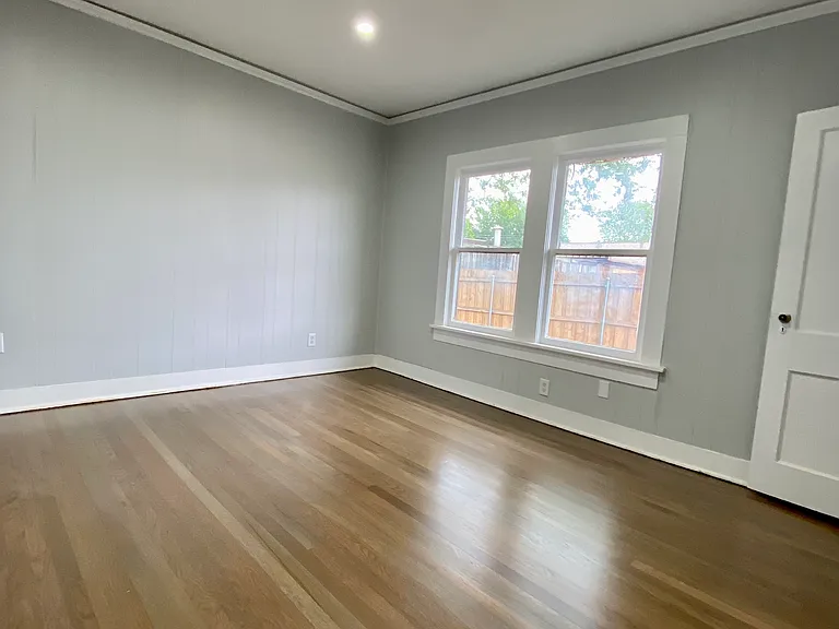 162 N Riverside Dr — Photo 7