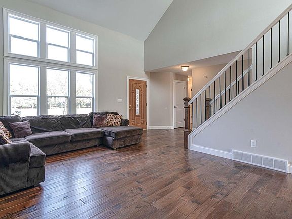 3rd image of W1461 Maureen COURT