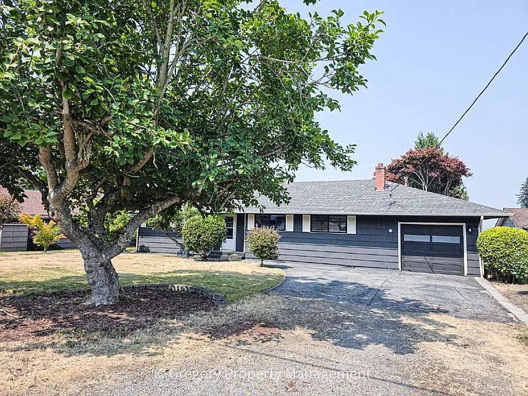 1715 Holbrook Ave — Photo 1