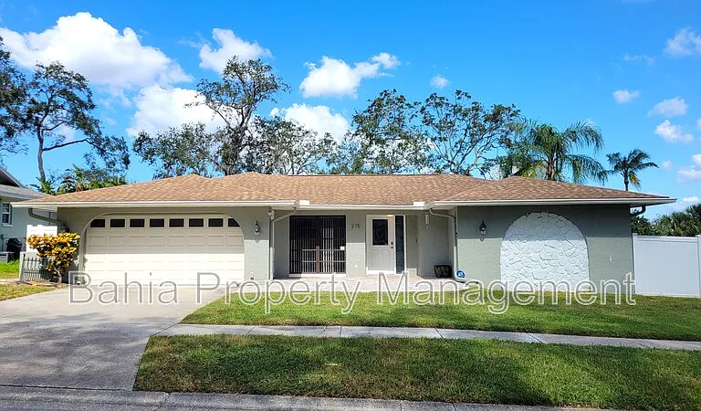 215 Meadowcross Dr — Photo 1