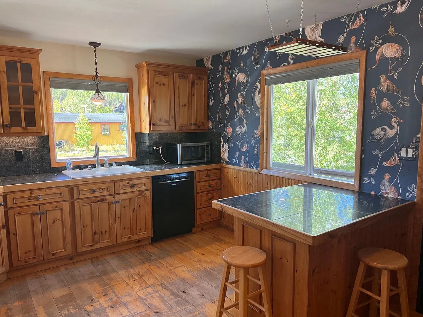 BRECK two living spaces! Fenced backyard! Bus route! Community hot tubs, pool, sauna, volleyball ... — Photo 4