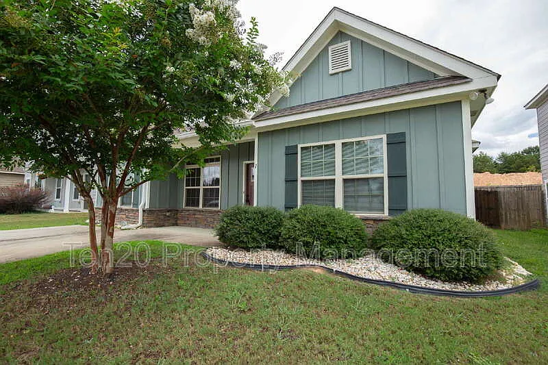 3 bed, 2.0 bath, 1309 sqft, $1,800 — Photo 2
