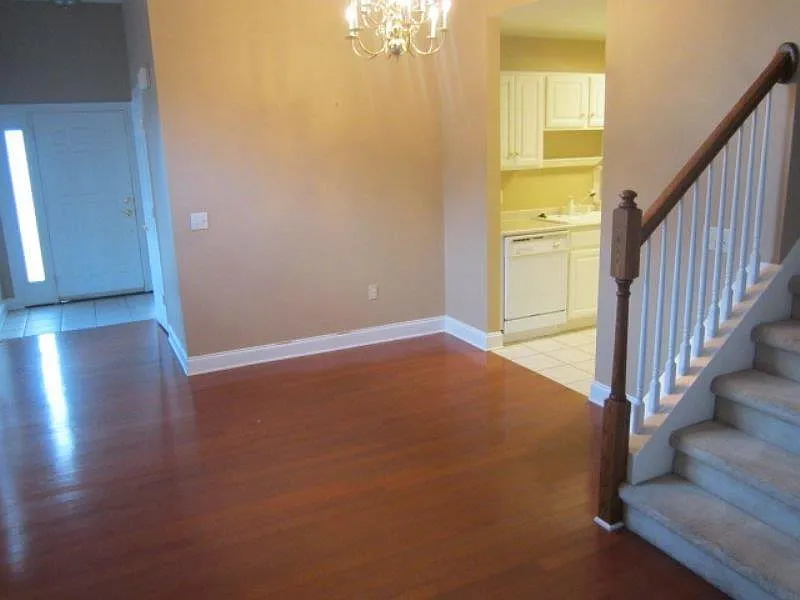 3 bed, 1360 sqft, $1,650 — Photo 4