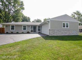 1615 N Kennicott Ave, Arlington Heights, IL 60004