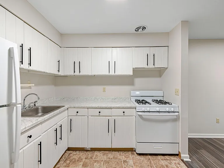 Brooklane Manor Apartments — Photo 40