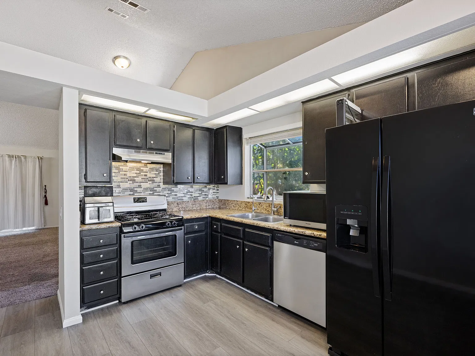 4 bed, 1327 sqft, $2,600 — Photo 4