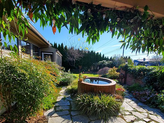 Front entryway courtyard