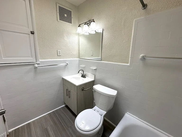 Queen Lane Manor — Photo 17