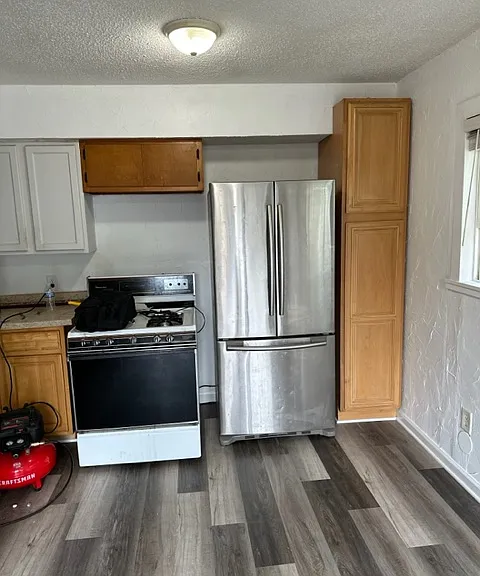 1813 Ransburg Ave — Photo 2