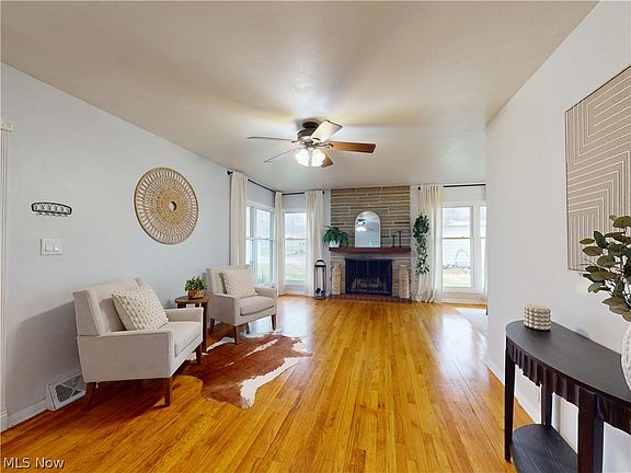 3rd image of 162 S Leavitt Rd