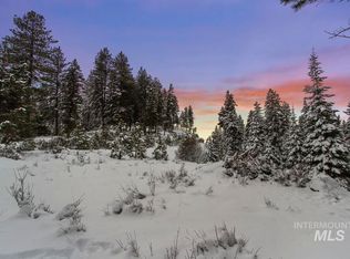 16 Sarah Way, Cascade, ID 83611