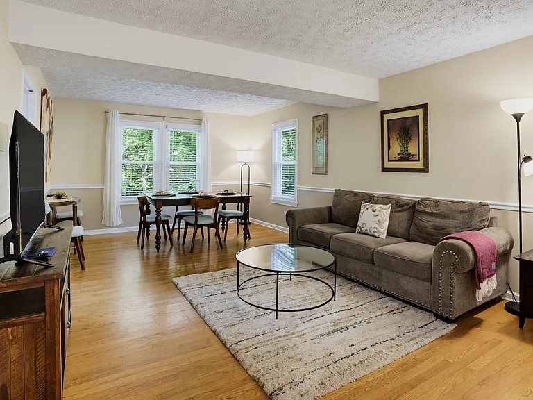 Living/dining area