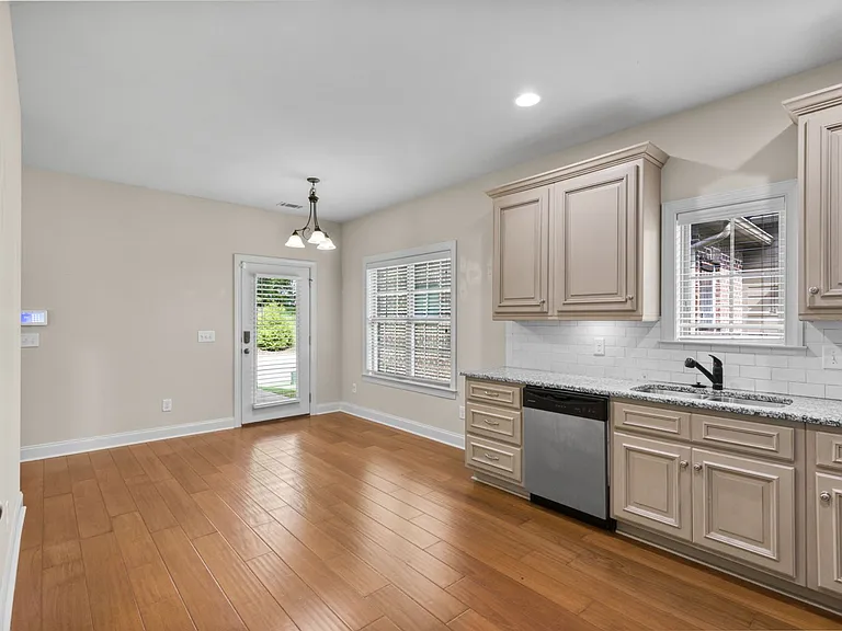 948 Starr Ct — Photo 6