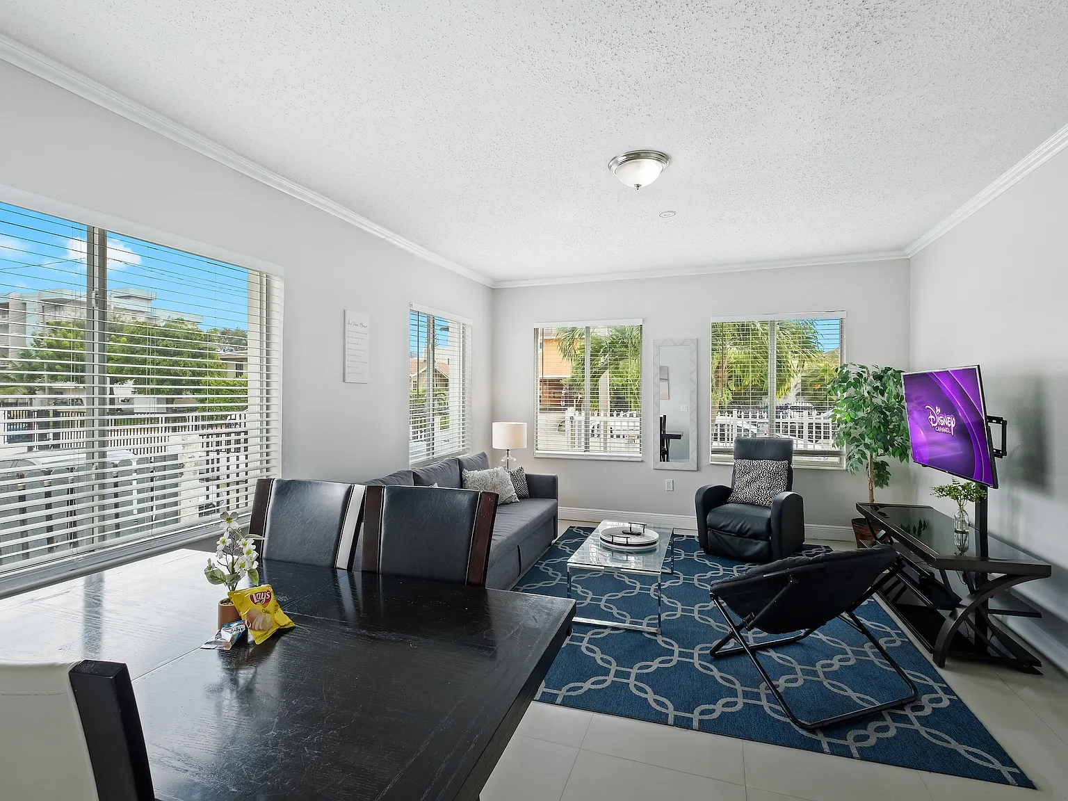 2 bed, 800 sqft, $2,500 — Photo 3