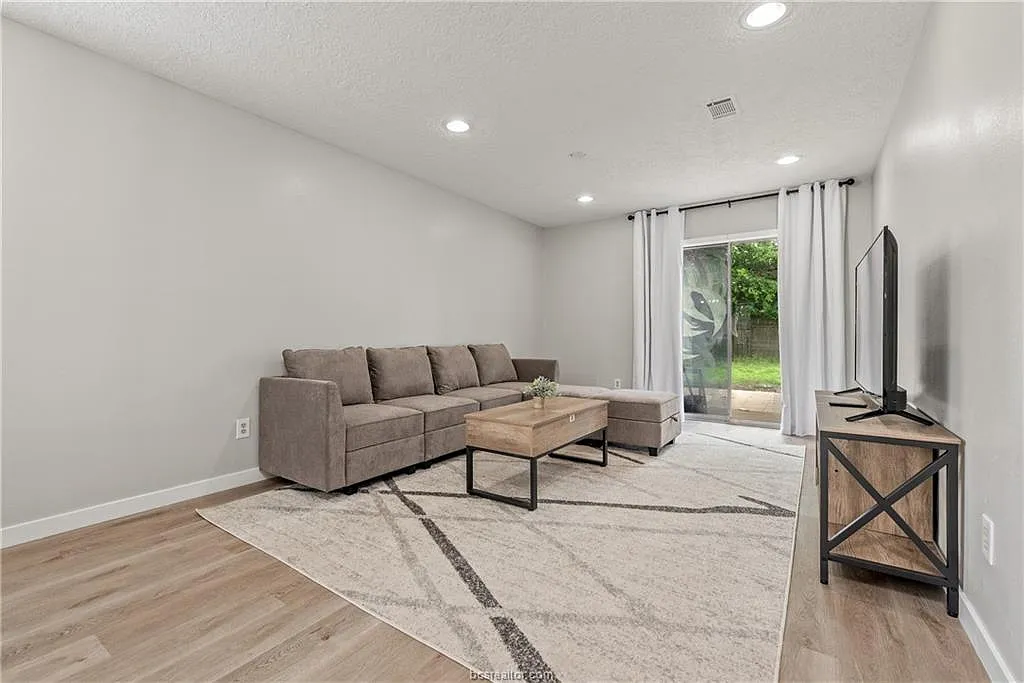 2 bed, 1250 sqft, $1,600 — Photo 3